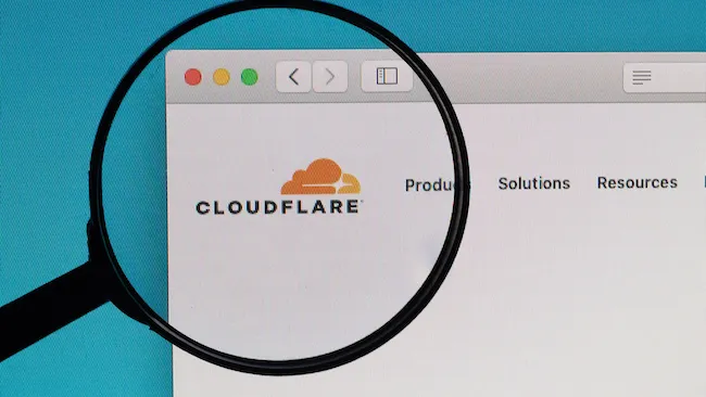 AI Labyrint: Cloudflares nya verktyg lurar AI-s&ouml;krobotar med falska webbsidor