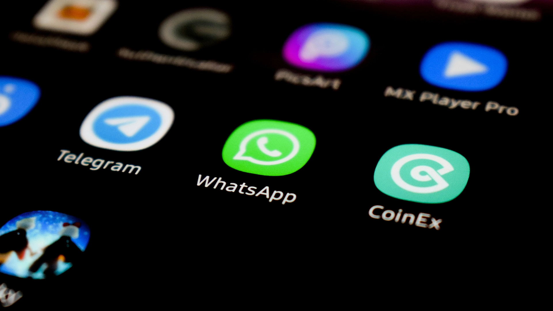 WhatsApp lanserar annonser i status, lägger till betalda kanalfunktioner