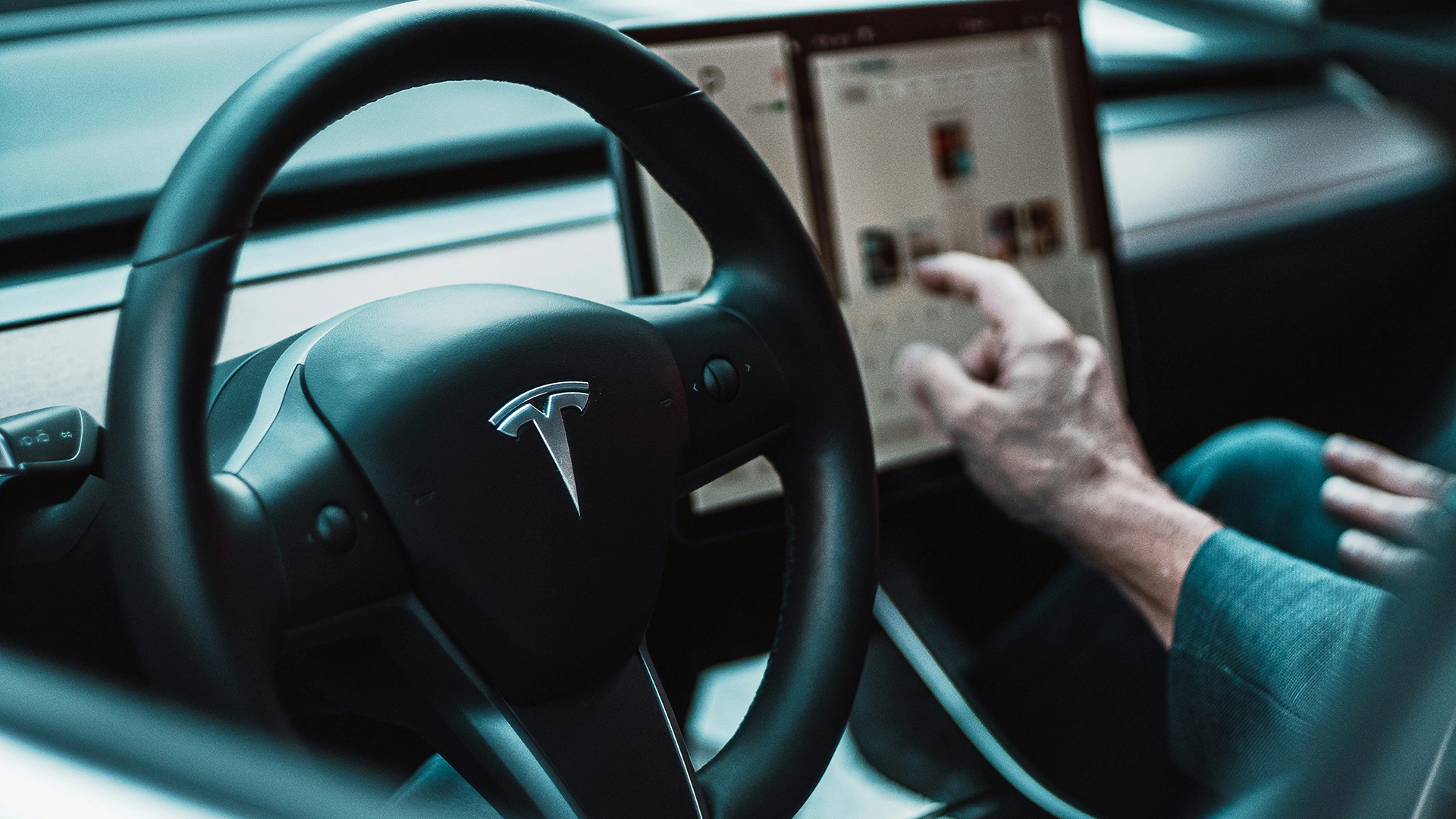 Tesla Drabbas av 243 miljoner dollar i Skadestånd efter att Hacker Återhämtar Kraschdata